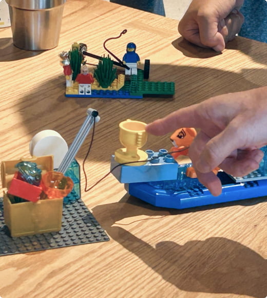 レゴを指差す写真