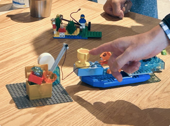 レゴを指差す写真