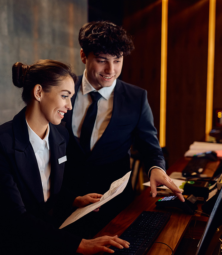 パソコンを見る写真